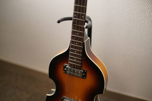 スタンドに立てかけたエレキベースと楽器機材