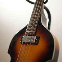 スタンドに立てかけられたサンバーストカラーのベースの写真