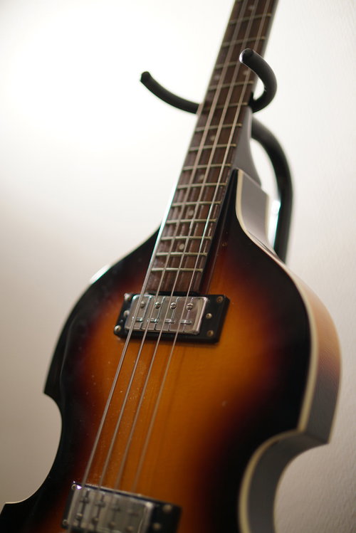 スタンドに立てかけられたサンバーストカラーのベース