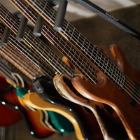 スタンドに並べたベースとギターの写真