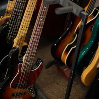 プロのベーシストが所有する複数のエレクトリックベースの写真
