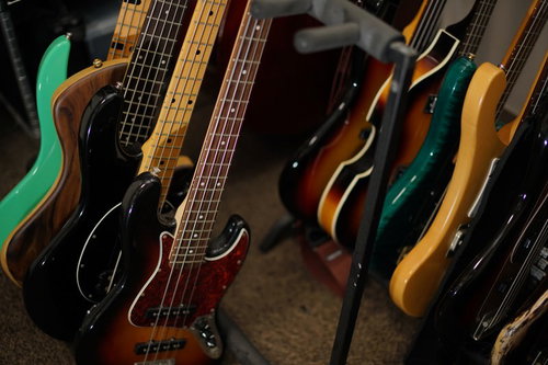 プロのベーシストが所有する複数のエレクトリックベース