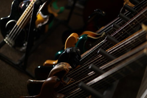 スタジオに立てかけられた複数のエレキベース