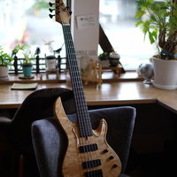 カフェ窓際に置いた5弦ベースの写真