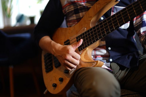 5弦ベースでスラップ奏法を使って弾くベーシスト