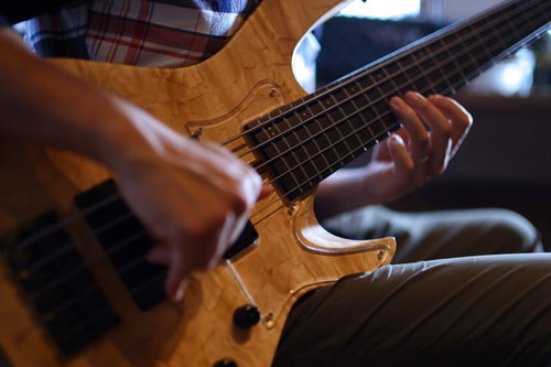 5弦ベースを指弾きするプロベーシストの手元