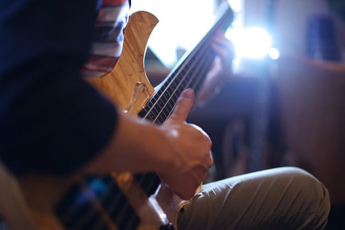 プロのベーシストの指弾き演奏テクニック・手元クローズアップ