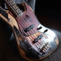 演奏が終わった後のベース、静かに置かれたエレキベースの写真