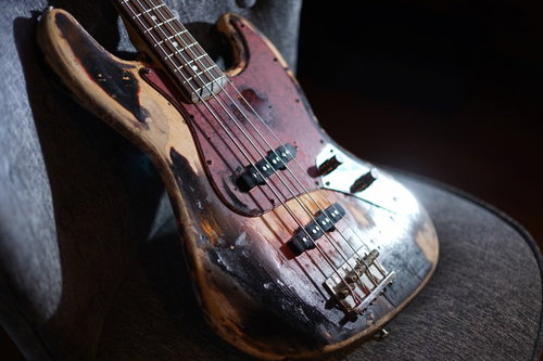 演奏が終わった後のベース、静かに置かれたエレキベース