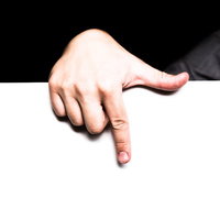 ホワイトボードのタイムラインを指さす男性の手の写真