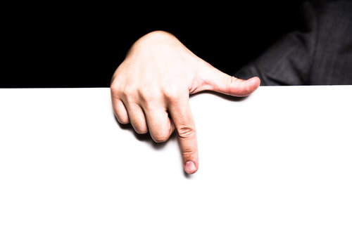 ホワイトボードのタイムラインを指さす男性の手