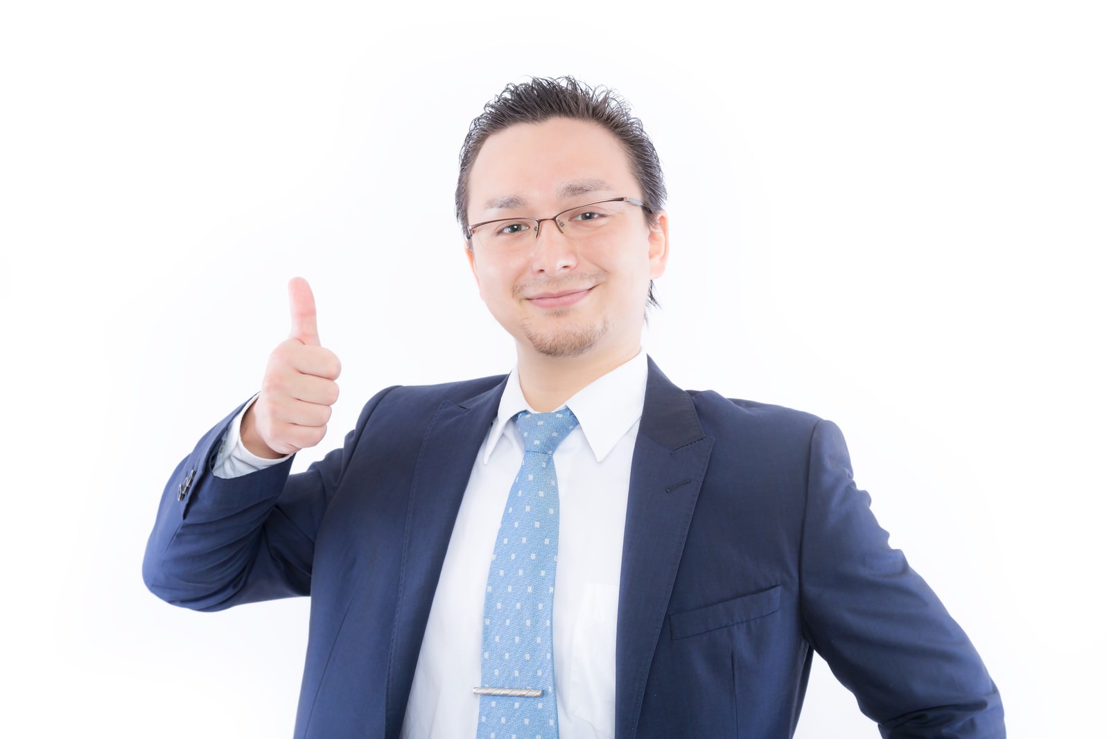 サムズアップする外国人ハーフのビジネスマン［モデル：Max_Ezaki］