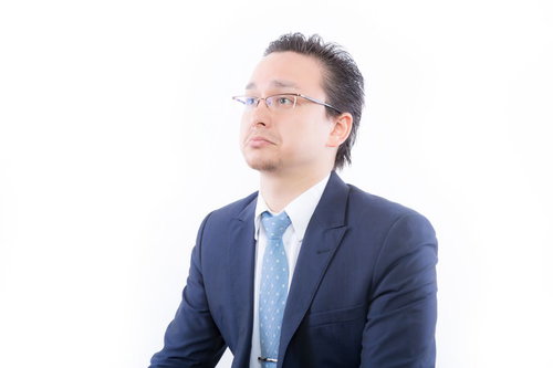 人事異動を宣告されたサラリーマン