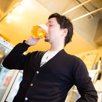 生ビールジョッキを飲むハーフのイケメンの写真