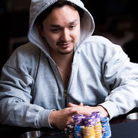 これが最後の大勝負、カジノのテーブルでチップに手をかけるギャンブラーの写真