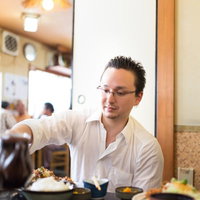 定食屋でとんかつを食べるドイツ人ハーフの写真