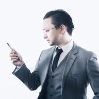 ビジネスの合間にフレーバーな休息を楽しむ外資系ビジネスマンの写真
