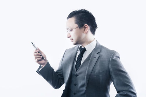 ビジネスの合間にフレーバーな休息を楽しむ外資系ビジネスマン