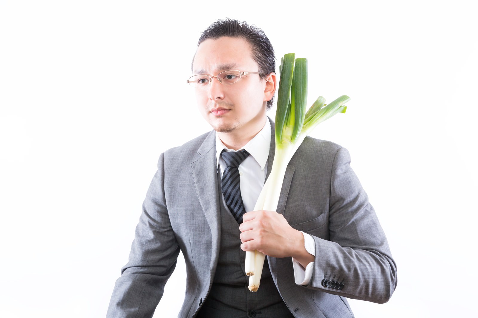 ネギを肩に担ぎスーツ姿の眼鏡をかけたドイツ人ハーフの男性［モデル：Max_Ezaki］