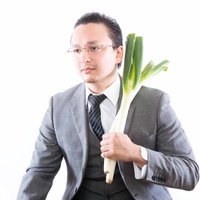 ネギを背負ってきたドイツ人ハーフの男性ビジネスマンの写真