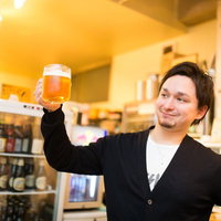 飲み会で爽やかに乾杯するドイツ人ハーフの写真