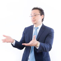 今でしょ！と言わんばかりに提案する男性の写真