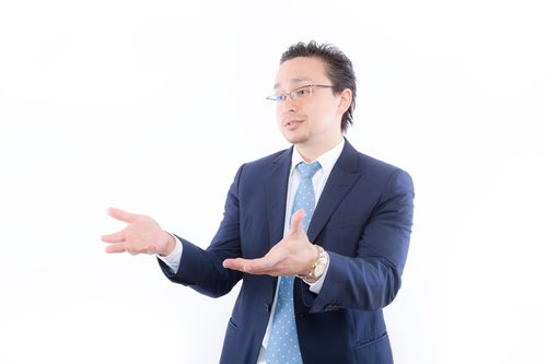 今でしょ！と言わんばかりに提案する男性