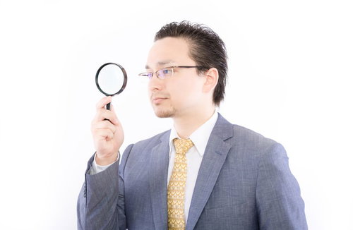 虫眼鏡で検索・アクセス解析をしているサラリーマン