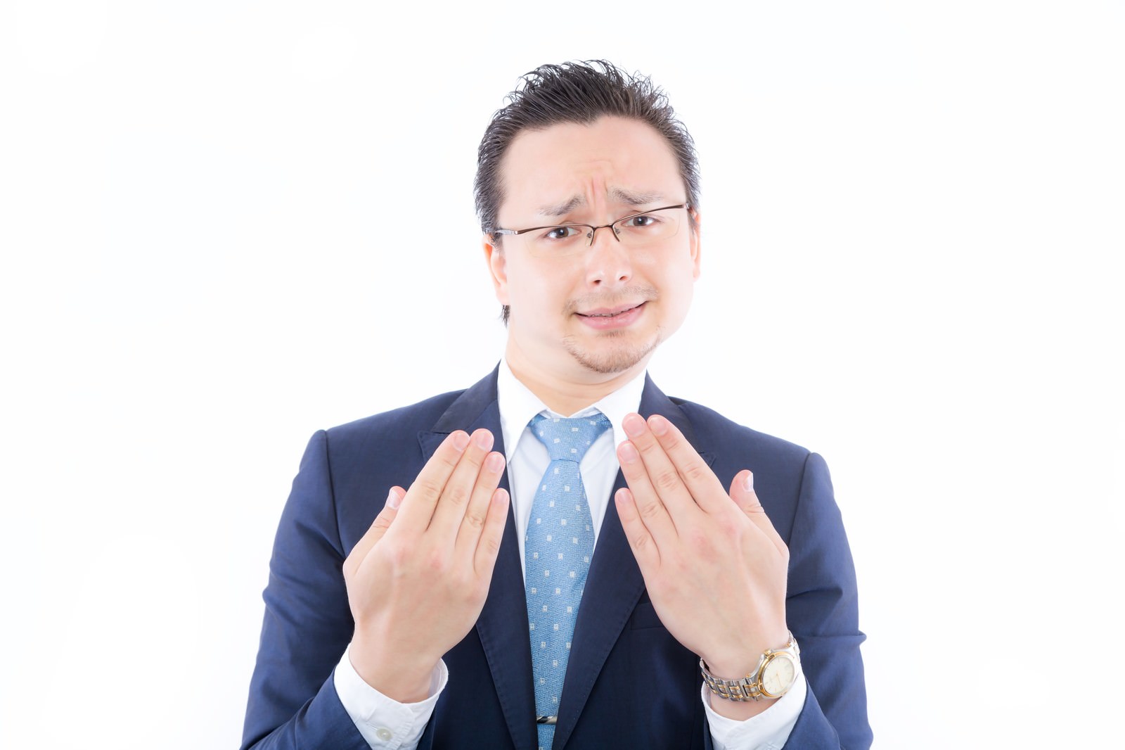 スーツ姿の男性が両手を広げて懇願するポーズ［モデル：Max_Ezaki］