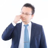 「これは夢じゃないのか・・・」頬をつねる外国人の写真