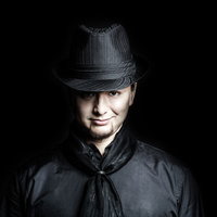 心のスキマを埋めようと近づくブラックハットの写真