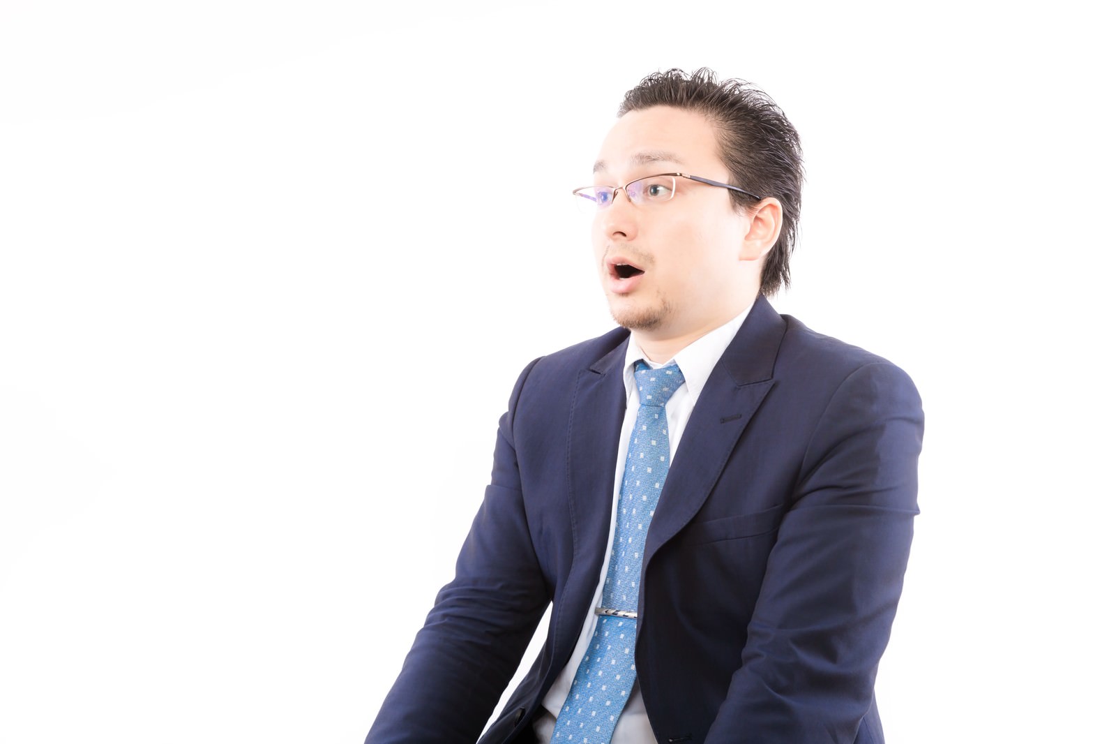 唖然とするドイツ人ハーフのビジネスマン［モデル：Max_Ezaki］