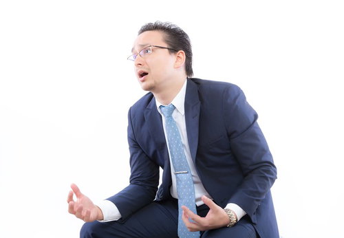 残念がるスーツ姿のビジネスマン