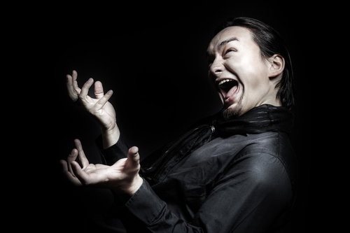 ペナルティを課せられ雄叫びをあげる外国人