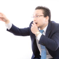 指摘する外国人ビジネスマン（ドイツ人ハーフ）の写真