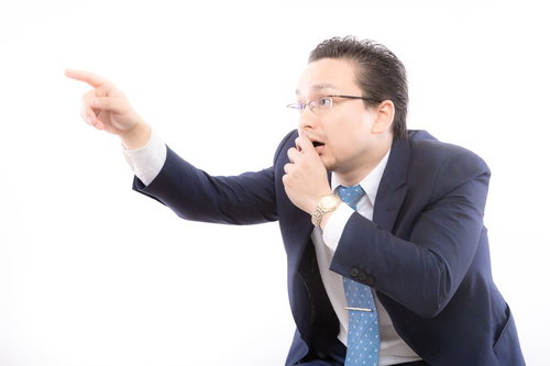 指摘する外国人ビジネスマン（ドイツ人ハーフ）