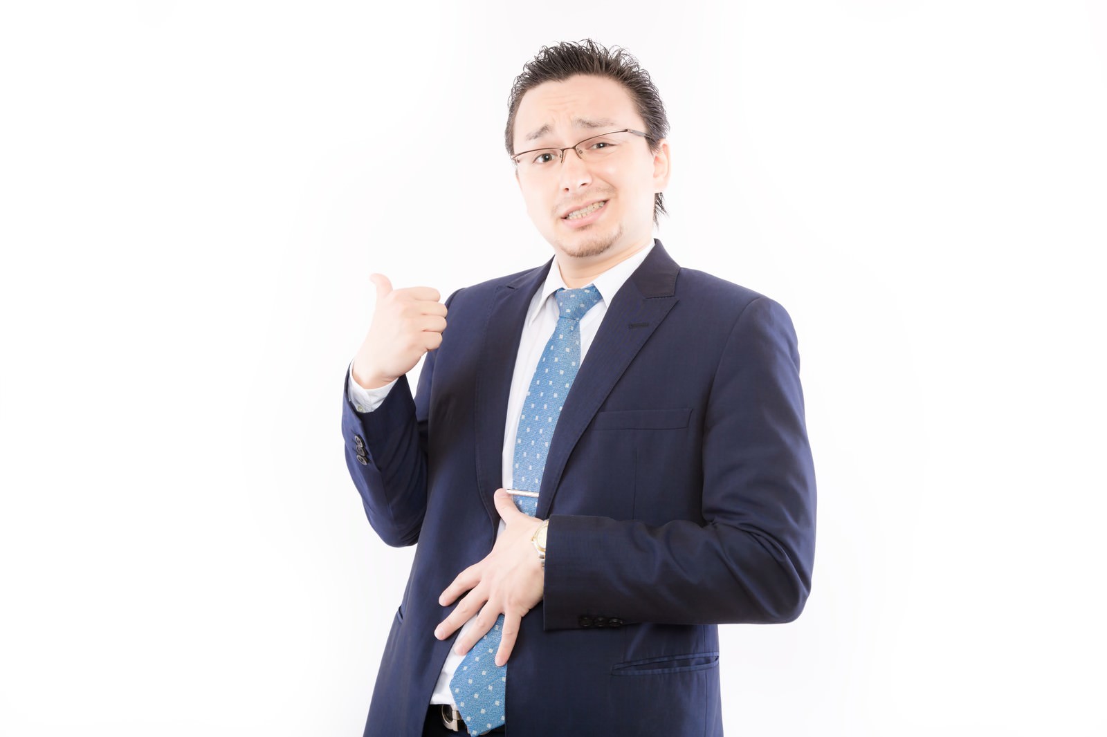 腹部を押さえながらいいねポーズをする男性［モデル：Max_Ezaki］