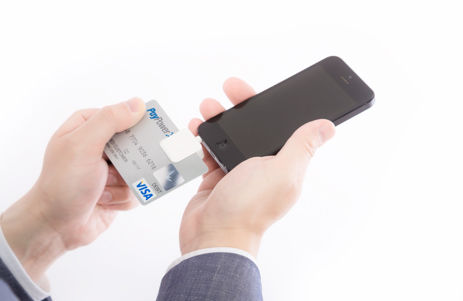 スマホにクレジットカードをかざすスクエア決済の手元