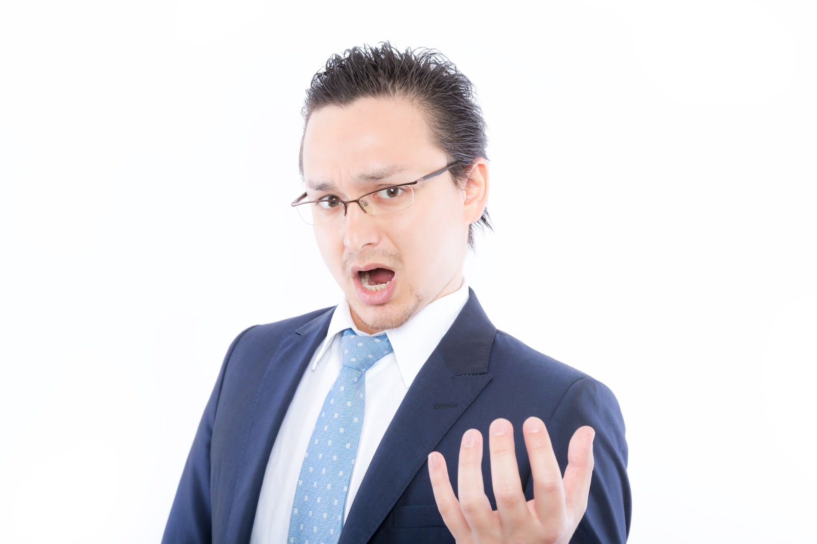 憤りを感じて抗議するスーツ姿のサラリーマン［モデル：Max_Ezaki］