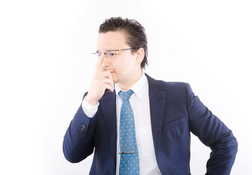 厳しい表情で部下の査定をするファンドマネジャー