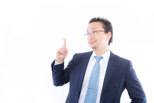 右手の人差し指を上に向けて閃いた外資系サラリーマン