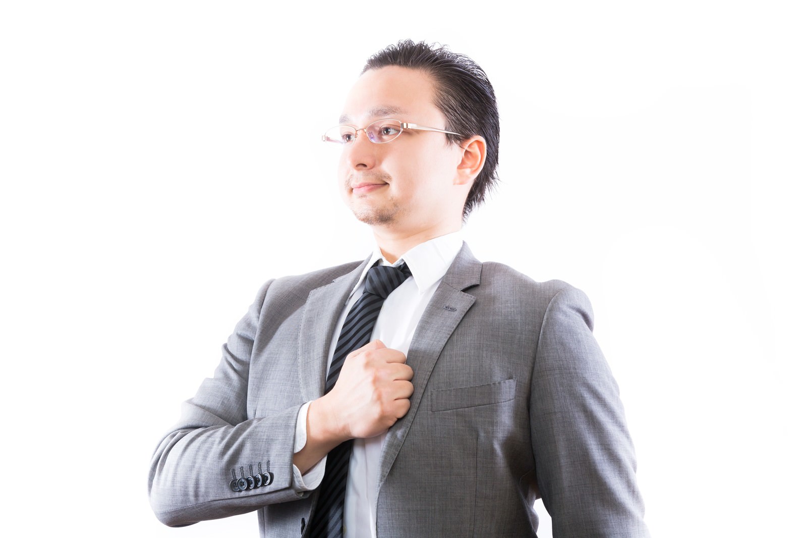 ネクタイをつかみ誇らしげに上を向くビジネスマン［モデル：Max_Ezaki］
