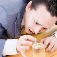 このままだとギャンブラーに魂を抜き取られてしまう外資系サラリーマンの写真