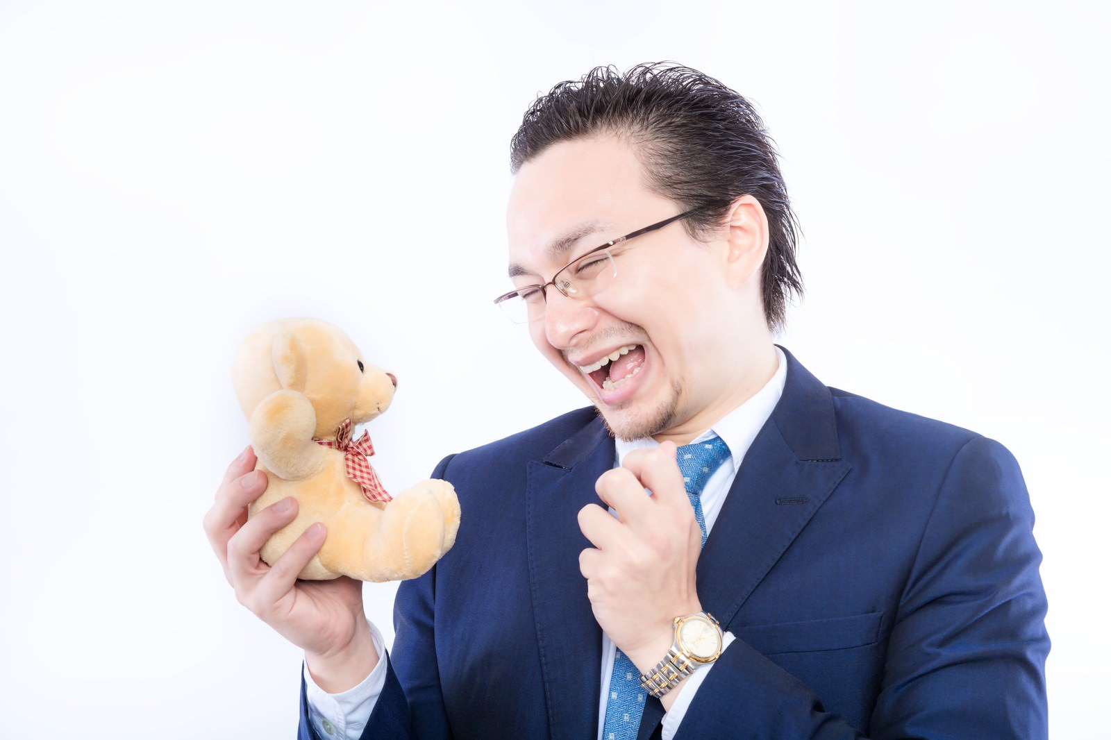 クマのぬいぐるみを持って爆笑する男性［モデル：Max_Ezaki］