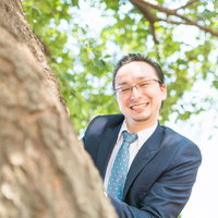 木陰からドイツ人ハーフのビジネスマンの写真