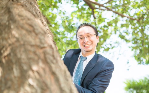 木陰からドイツ人ハーフのビジネスマン