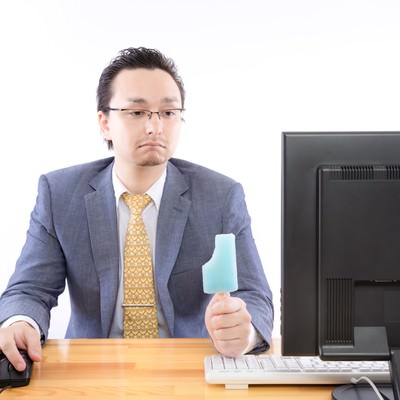 「何言ってんだこいつ」とアイスを持つサラリーマンの写真
