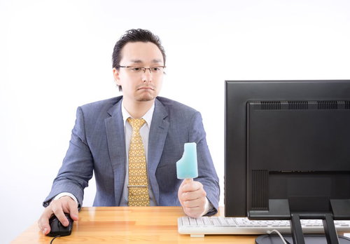 「何言ってんだこいつ」とアイスを持つサラリーマン