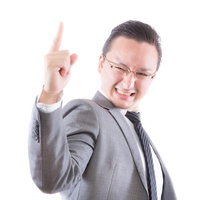 好きなことで、生きていく。ナンバーワンを指差す男性の写真