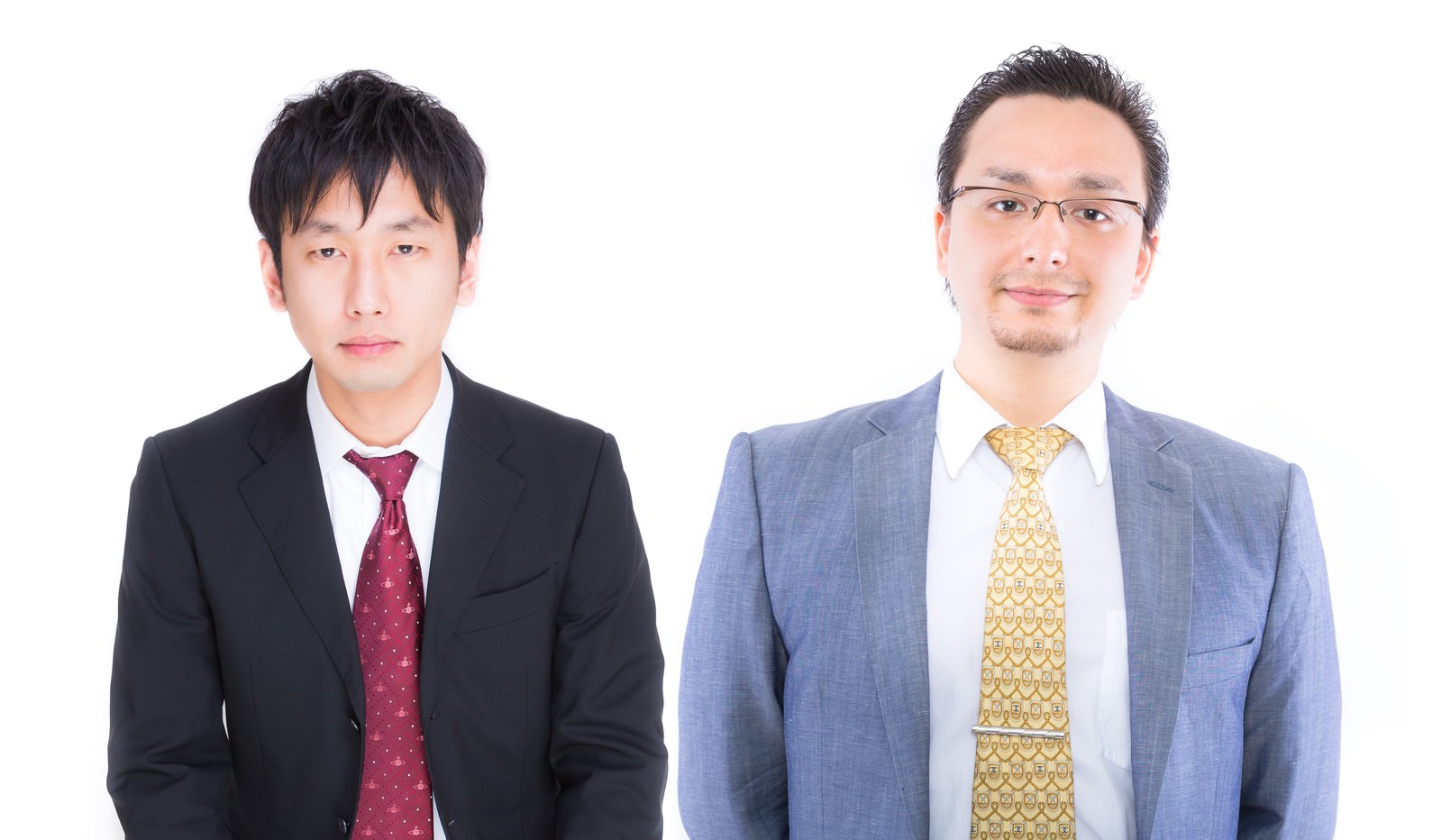 白背景に立つスーツ姿の男性2人［モデル：大川竜弥 Max_Ezaki］